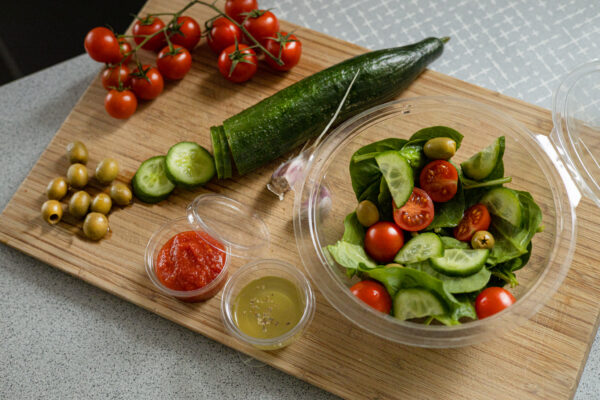pojemnik-na-dip-sos-plastikowe-z-pokrywka-pojemnik-na-salatke-warzywa