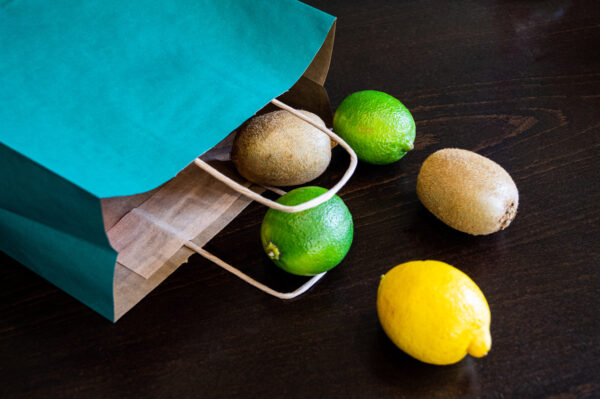 torba-papierowa-zielona-na-zakupy-cytryna-limonki-kiwi